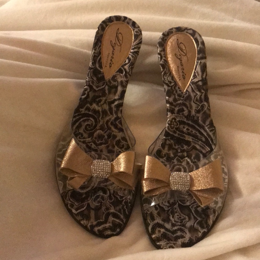 Degario shoes gold with black with gold bow